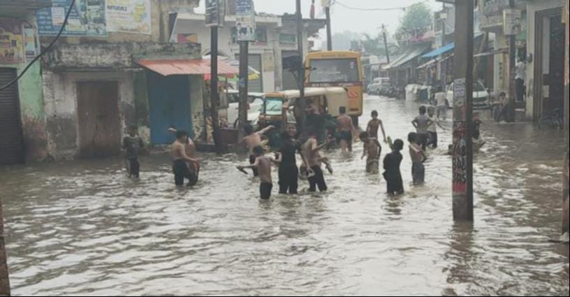 चौसाना में बारिश के दौरान सड़क पर भरा पानी। संवाद