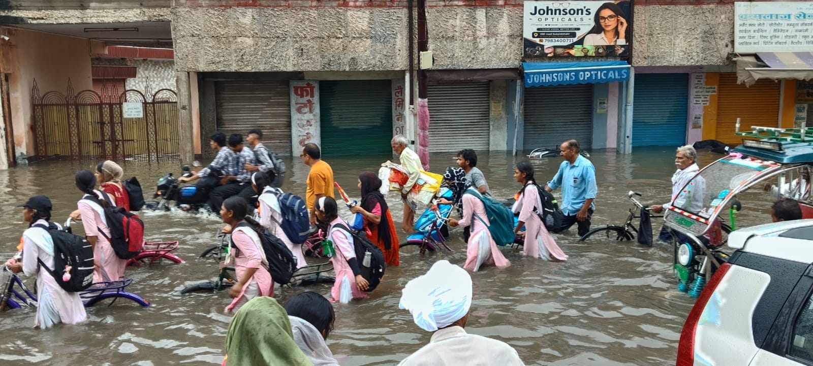 डीएम रोड पर बारिश के पानी में फंसे वाहन। संवाद डीएम रोड पर बारिश के पानी में फंसे वाहन। संवाद