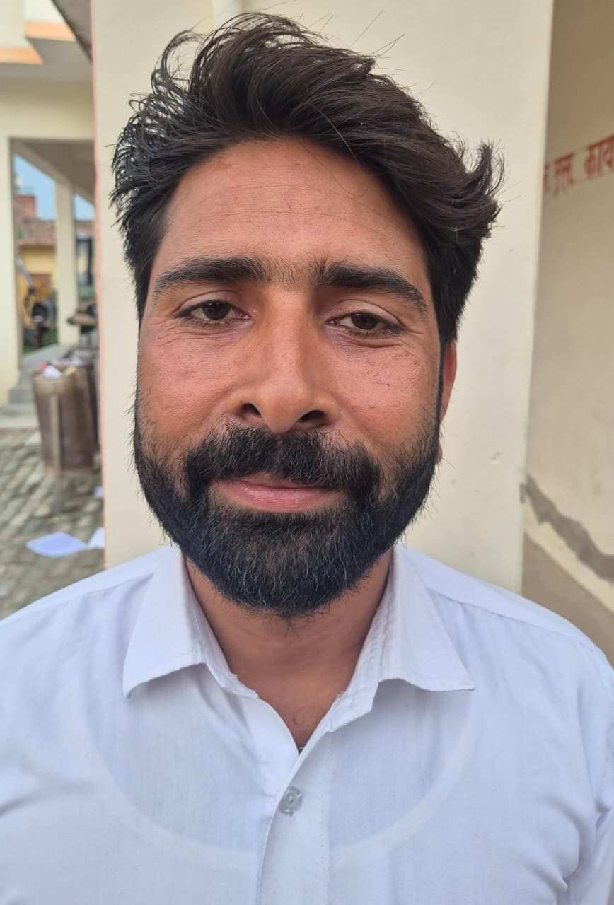फोटो-17 याकूतगंज के पास कानपुर रोड के किनारे तालाब में फेंका जा रहा सड़ा आलू। संवाद फोटो-17 याकूतगंज के पास कानपुर रोड के किनारे तालाब में फेंका जा रहा सड़ा आलू। संवाद