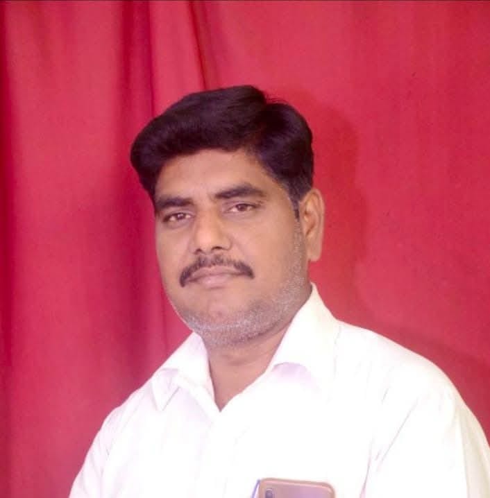 फोटो-17 याकूतगंज के पास कानपुर रोड के किनारे तालाब में फेंका जा रहा सड़ा आलू। संवाद फोटो-17 याकूतगंज के पास कानपुर रोड के किनारे तालाब में फेंका जा रहा सड़ा आलू। संवाद