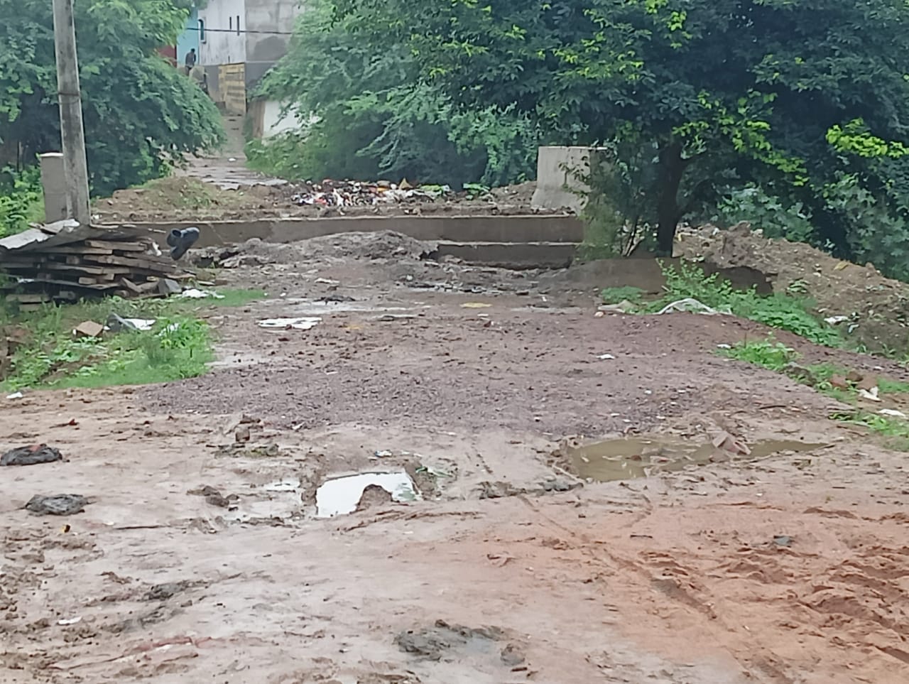 फोटो-26- अतर्रा के गौरबाबा मंदिर के मुख्य द्वार के पास सड़क पर फैली गिट्टियां। संवाद फोटो-26- अतर्रा के गौरबाबा मंदिर के मुख्य द्वार के पास सड़क पर फैली गिट्टियां। संवाद