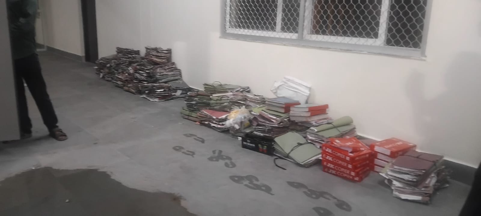 फोटो 36 तहसील परिसर में खड़े आईएएस रिंकू सिंह राही। संवाद