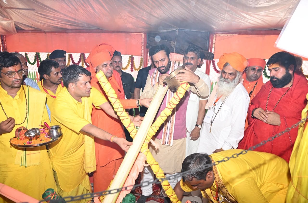 फोटो 6 नरवाना। उझाना गांव के स्टेडियम में पौधारोपण करते हुए मुख्यमंत्री नायब सिंह सैनी। स्रोत प फोटो 6 नरवाना। उझाना गांव के स्टेडियम में पौधारोपण करते हुए मुख्यमंत्री नायब सिंह सैनी। स्रोत प