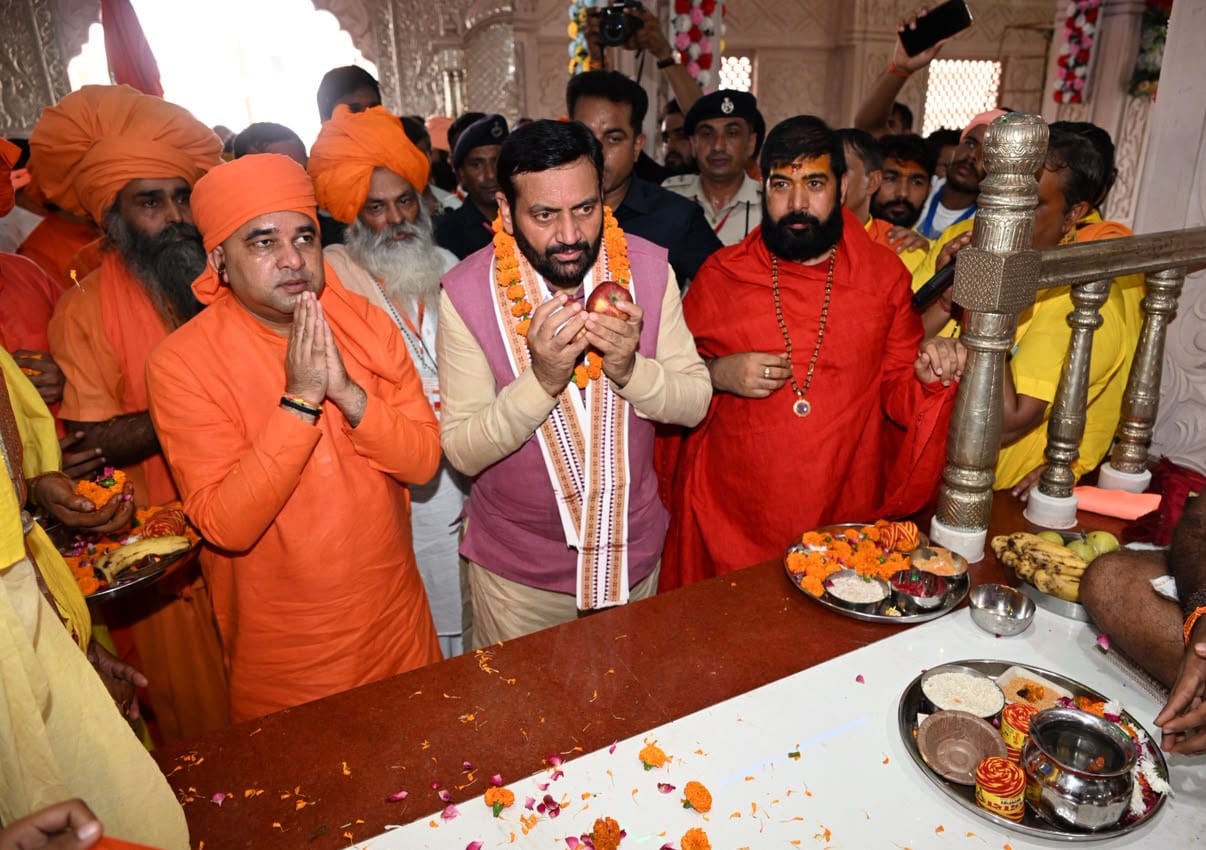 फोटो 6 नरवाना। उझाना गांव के स्टेडियम में पौधारोपण करते हुए मुख्यमंत्री नायब सिंह सैनी। स्रोत प फोटो 6 नरवाना। उझाना गांव के स्टेडियम में पौधारोपण करते हुए मुख्यमंत्री नायब सिंह सैनी। स्रोत प