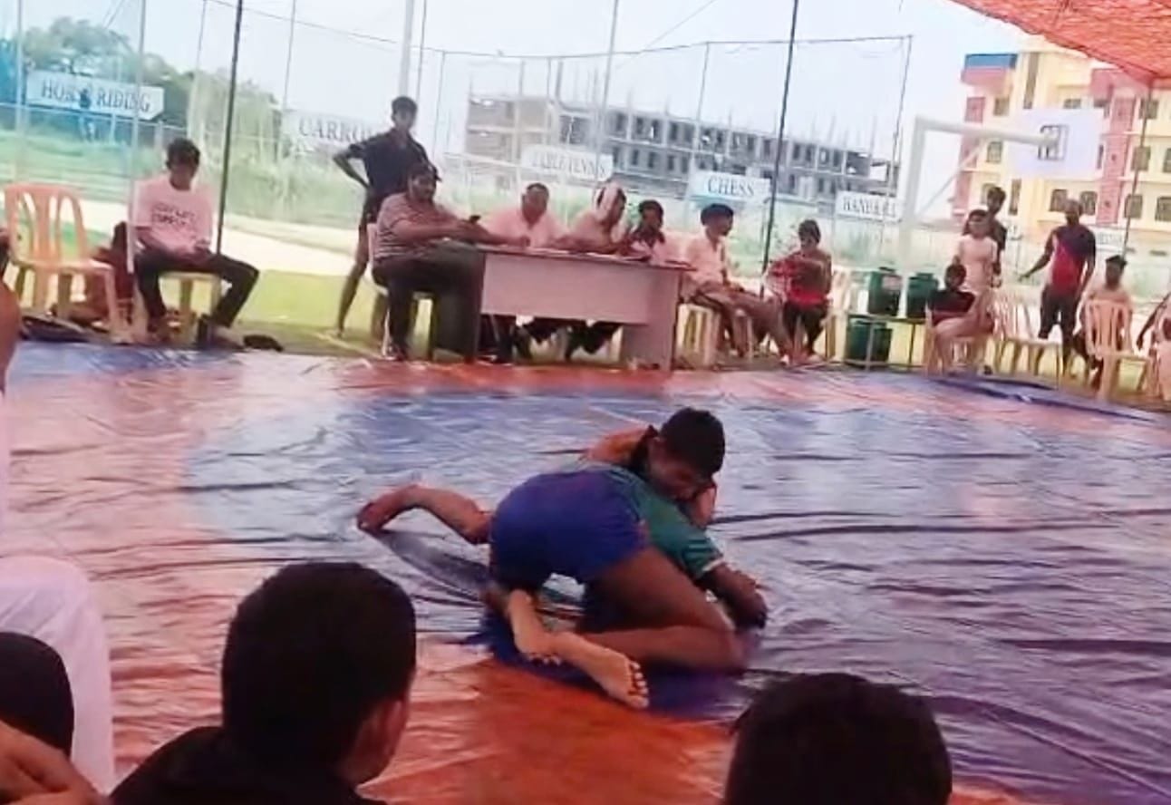 फोटो संख्या:61- ककराला में  आयोजित कुश्ती प्रतियोगिता में हिस्सा लेती खिलाड़ी-स्रोत- कोच