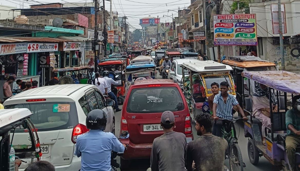 गर्रा पुल पर जाम में फंसे लोग। संवाद गर्रा पुल पर जाम में फंसे लोग। संवाद