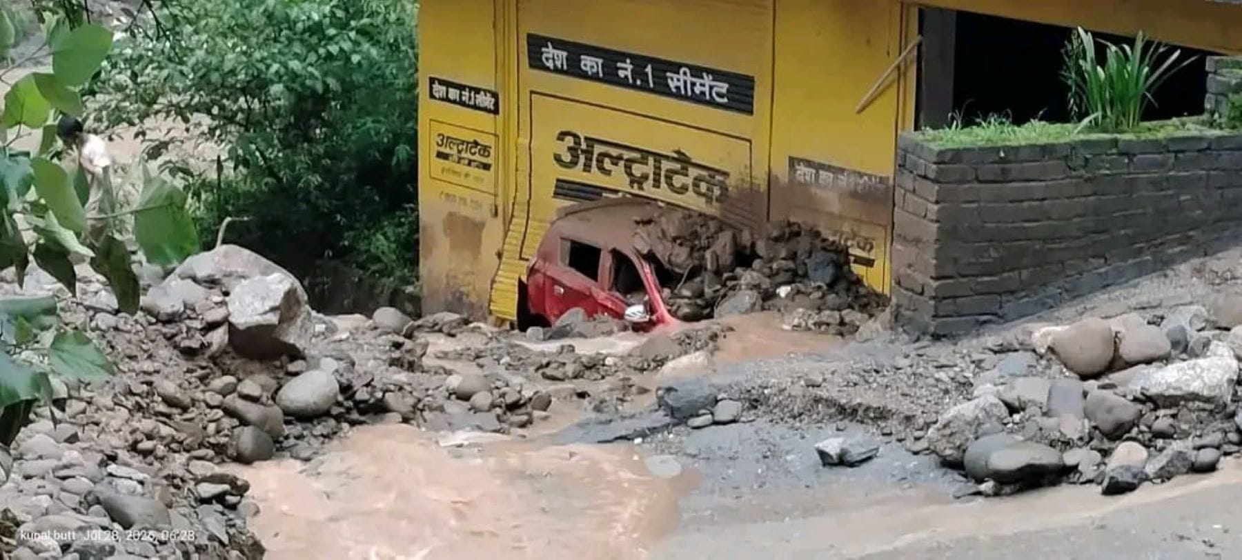 घोल्टी में मलबे में दबी कार। संवाद घोल्टी में मलबे में दबी कार। संवाद