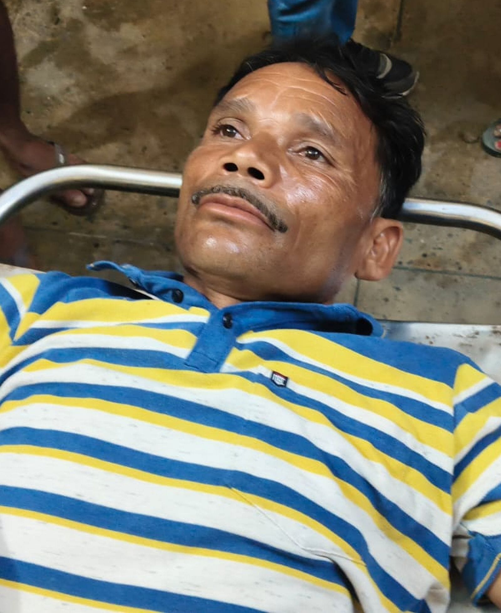 घटना के बाद सामुदायिक स्वास्थ्य केंद्र मेें घायल की जानकारी करते सीओ बिसौली अंशुमन श्रीवास्तव।