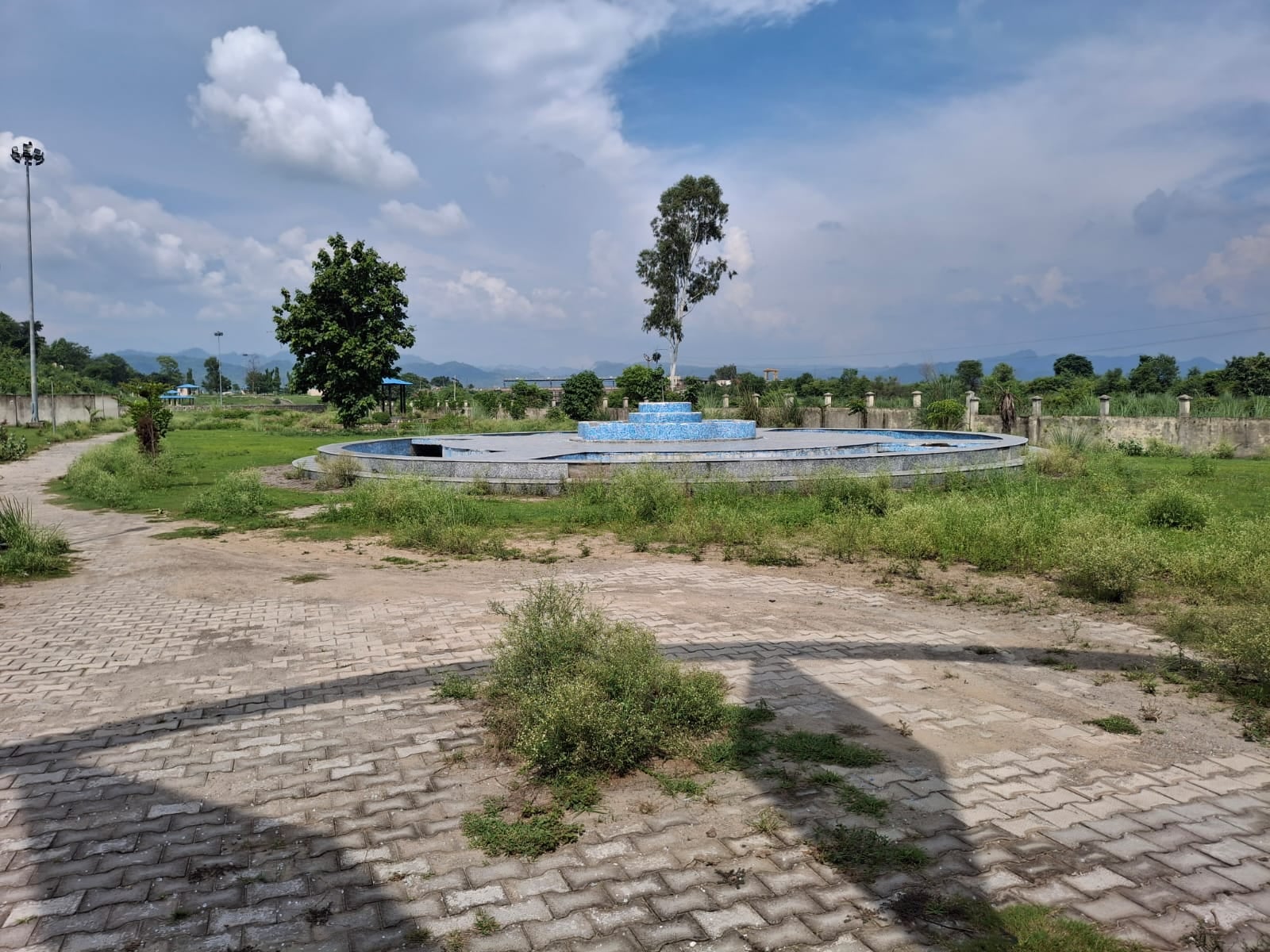 हथिनीकुंड बैराज पर बनाए गए पार्क में टूटे पड़े शौचालय। संवाद हथिनीकुंड बैराज पर बनाए गए पार्क में टूटे पड़े शौचालय। संवाद
