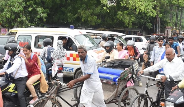 इंजीनियरिंग कॉलेज चौराहे पर डायवर्जन से लगा जाम।