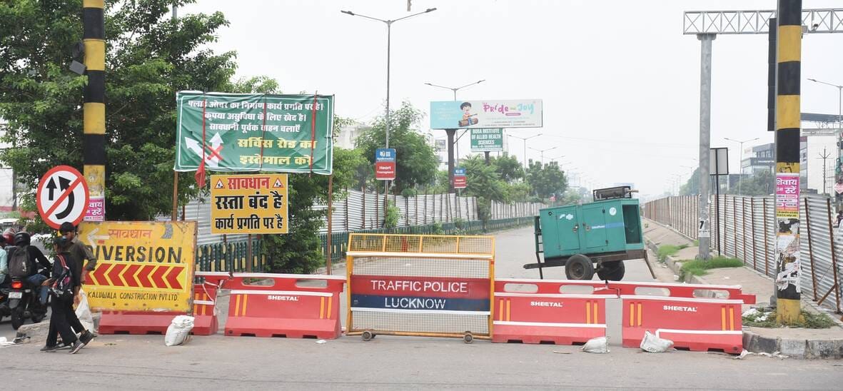 इंजीनियरिंग कॉलेज चौराहे पर डायवर्जन से लगा जाम।