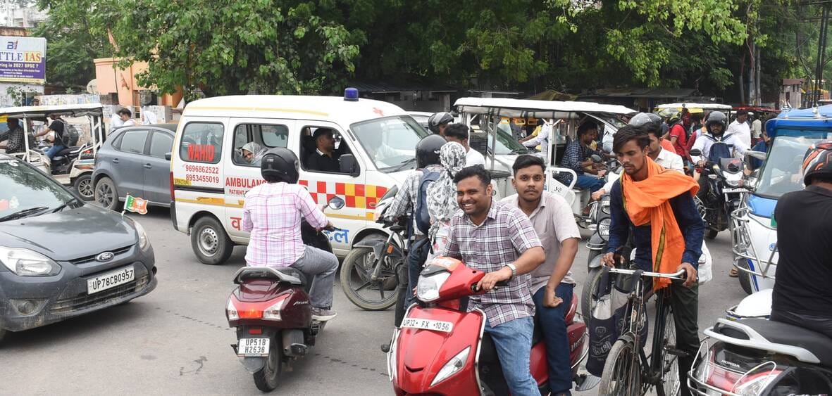 इंजीनियरिंग कॉलेज चौराहे पर डायवर्जन से लगा जाम।