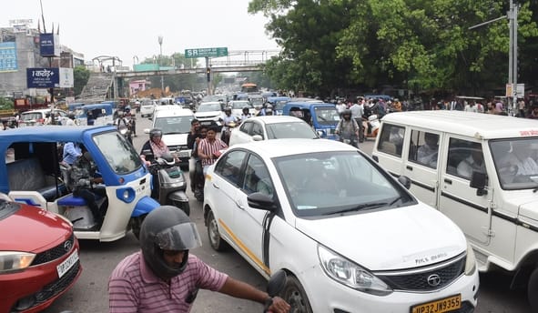इंजीनियरिंग कॉलेज चौराहे पर डायवर्जन से लगा जाम।