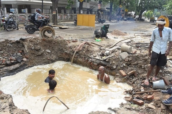 इंदिरानगर में धंसी सड़क।