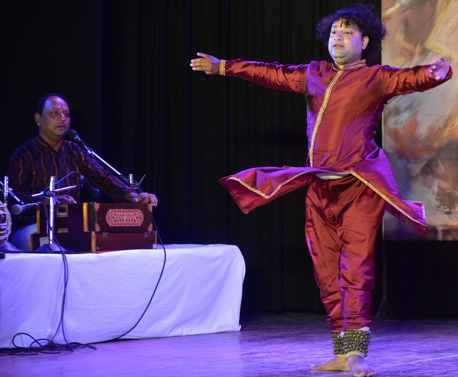 जयपुर घराने के सुप्रसिद्ध कथक कलाकार चेतन कुमार जवड़ा ने प्रभावशाली प्रस्तुति से किया मंत्रमुग्