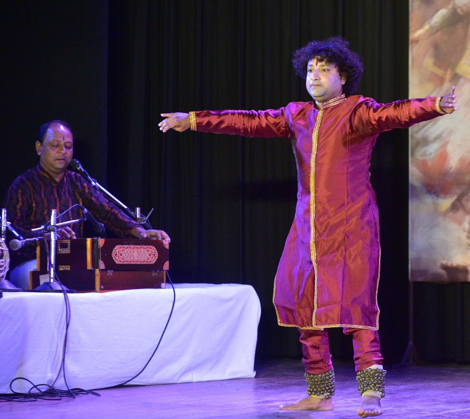 जयपुर घराने के सुप्रसिद्ध कथक कलाकार चेतन कुमार जवड़ा ने प्रभावशाली प्रस्तुति से किया मंत्रमुग्