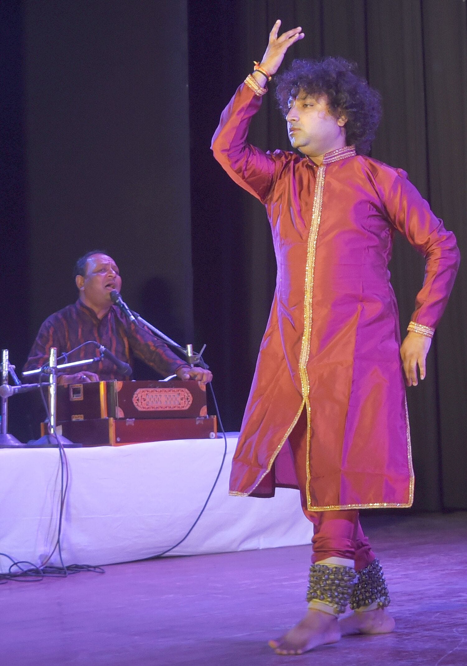 जयपुर घराने के सुप्रसिद्ध कथक कलाकार चेतन कुमार जवड़ा ने प्रभावशाली प्रस्तुति से किया मंत्रमुग्