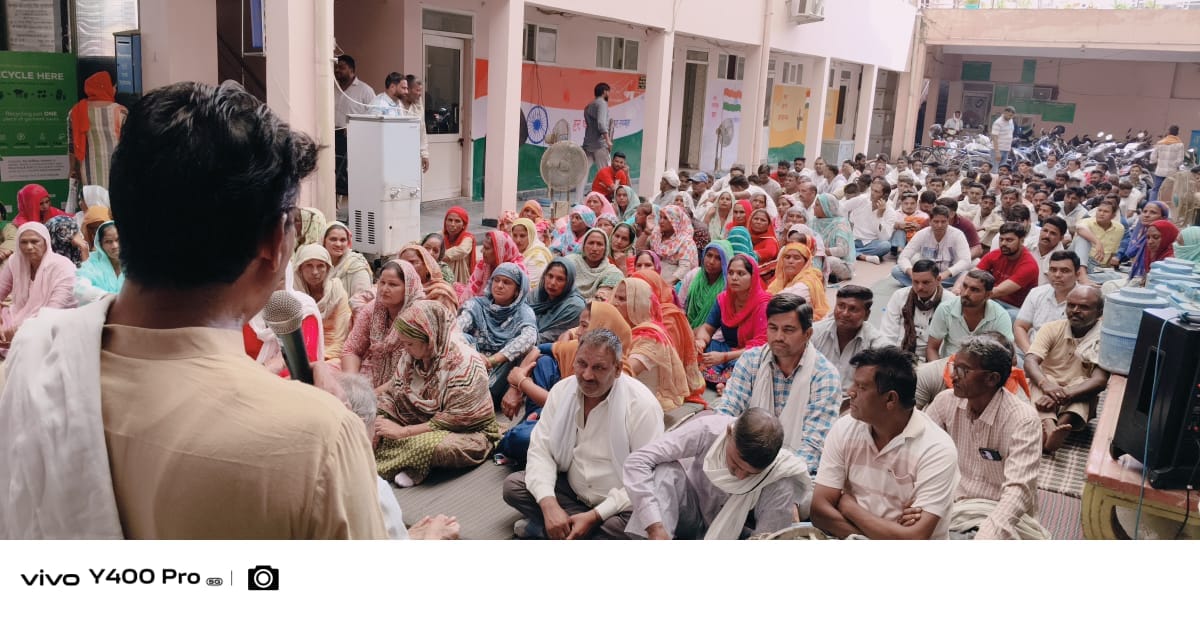 मांगों को लेकर प्रदर्शन करते कर्मचारी। स्वयं