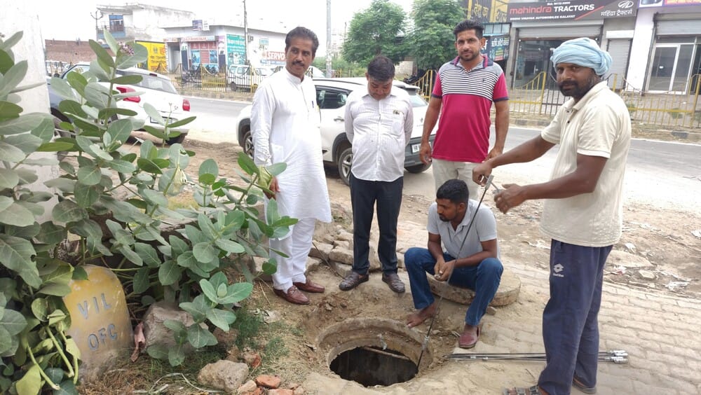 मैनहाेल की सफाई करवाते तीर्थ कमेटी सदस्य व जन स्वास्थ्य अभियांत्रिकी विभाग के कर्मी
