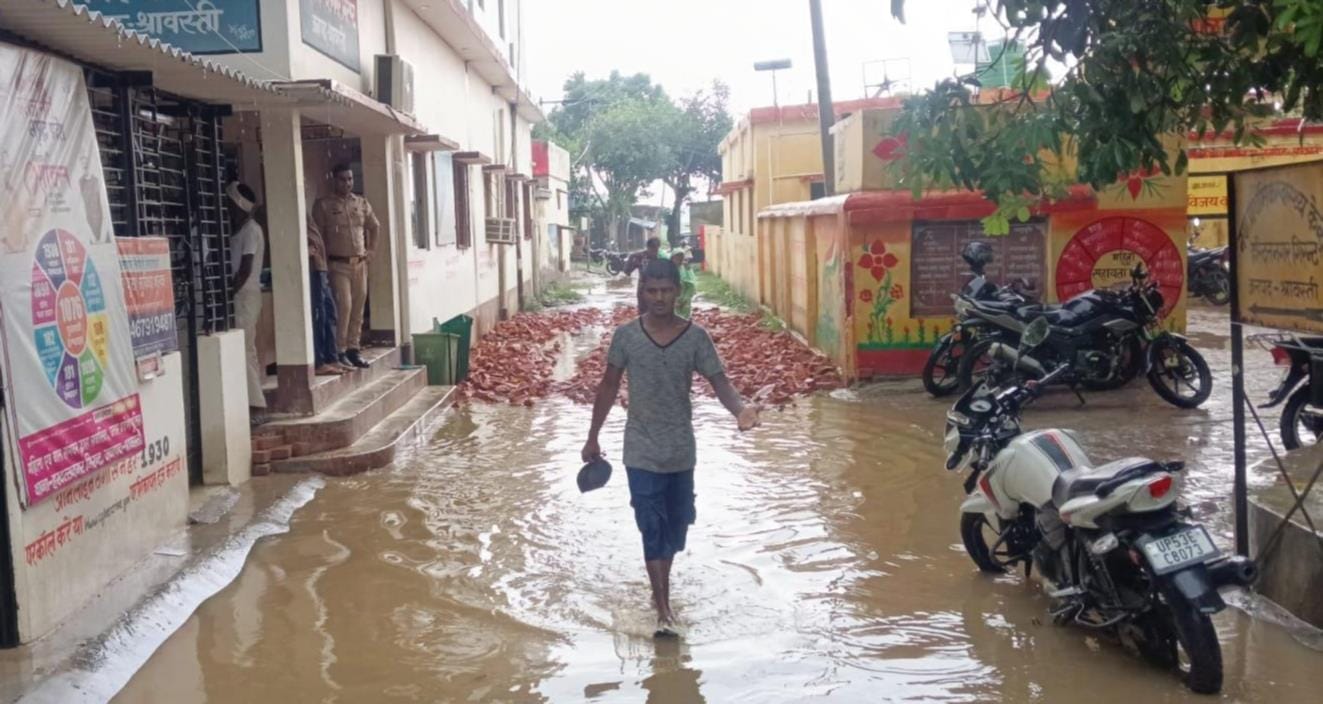  मार्ग पर भरा पानी