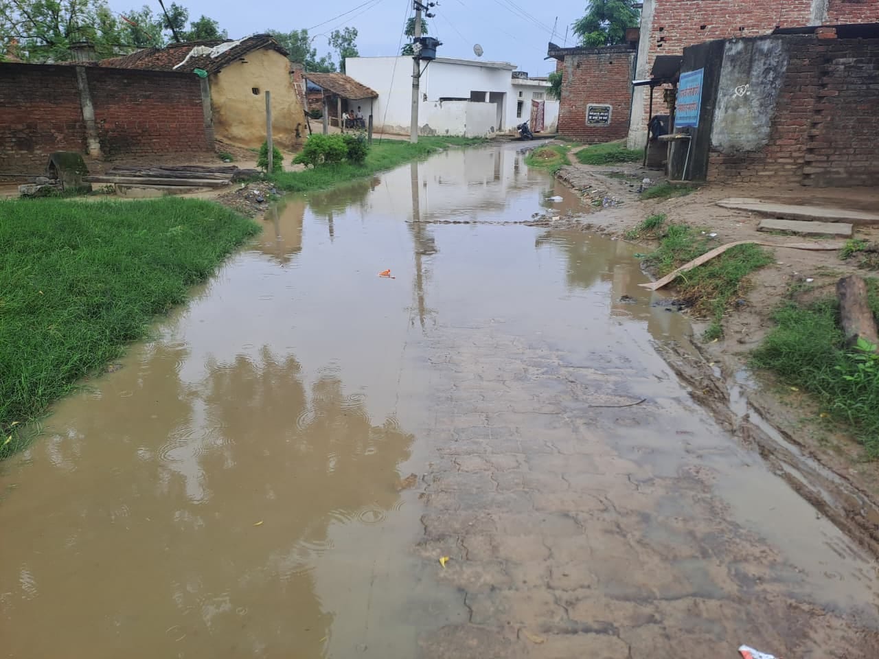  मार्ग पर भरा पानी