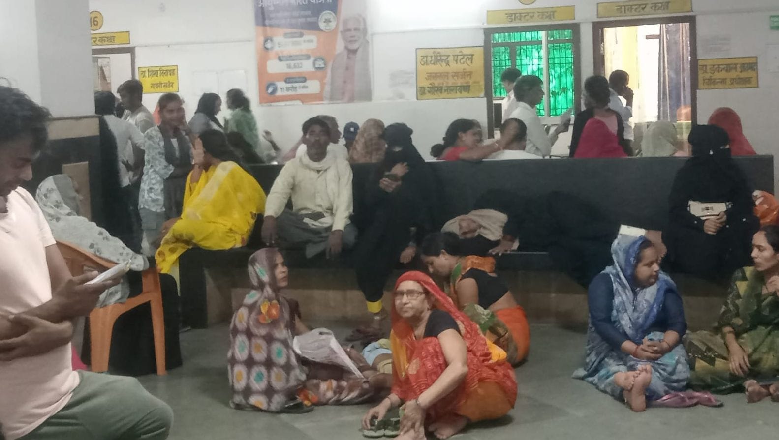 मरीजों को बाहर से लिखी जा रही दवाएं और जांच मरीजों को बाहर से लिखी जा रही दवाएं और जांच