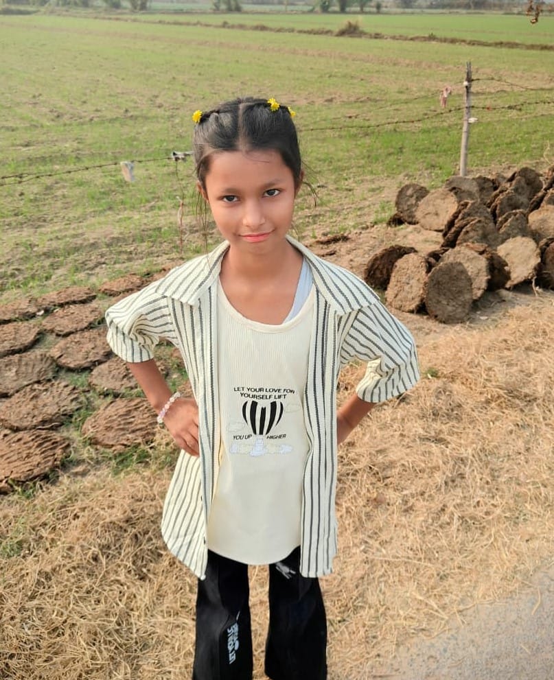 नाले में गिरी बच्ची की जानकारी लेने के दौरान डीएम-एसएसपी के आगे बिलखती दादी। संवाद