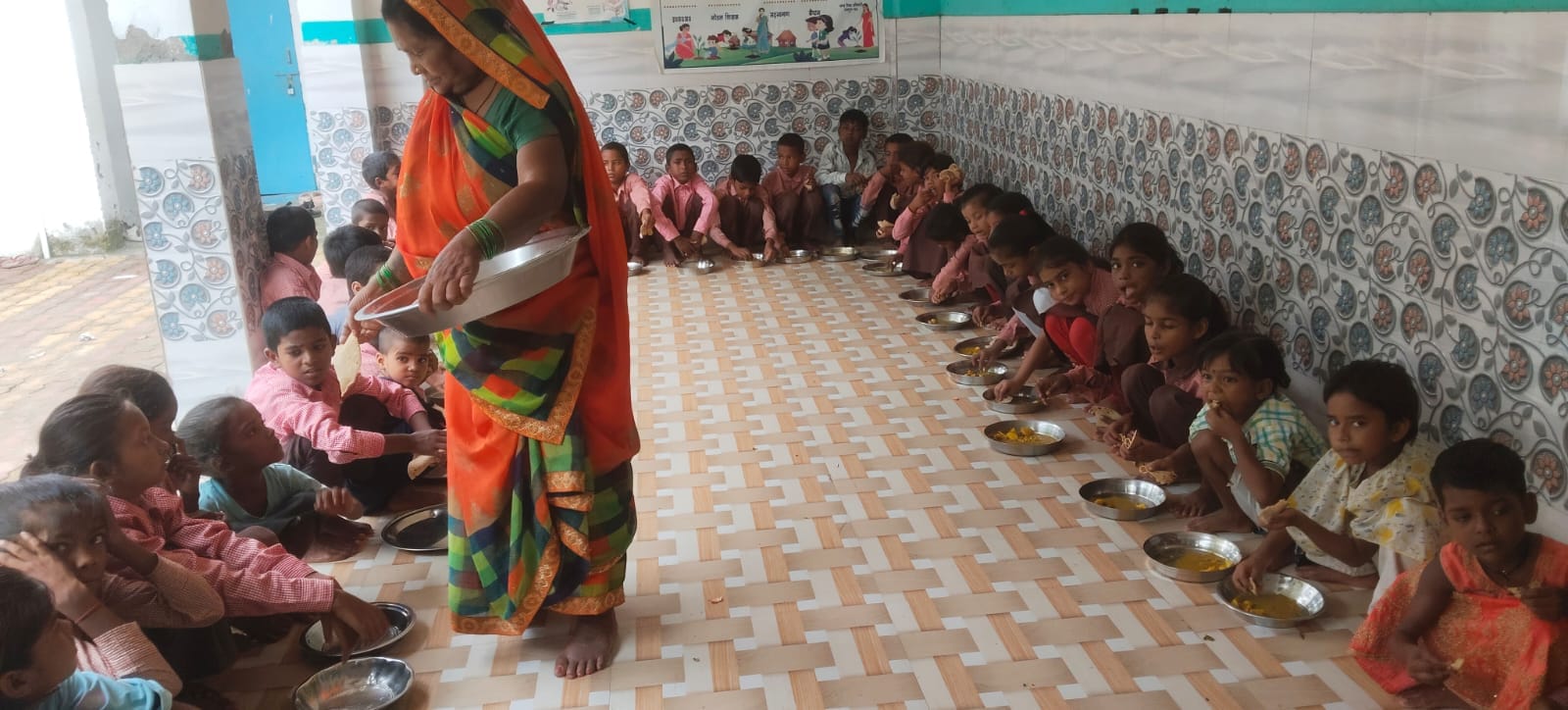 पलिया महमूदपुर शिक्षा क्षेत्र बड़राव जनपद मऊ प्राथमिक विद्यालय भोजन बना था चावल सब्जी लेकिन फल 
