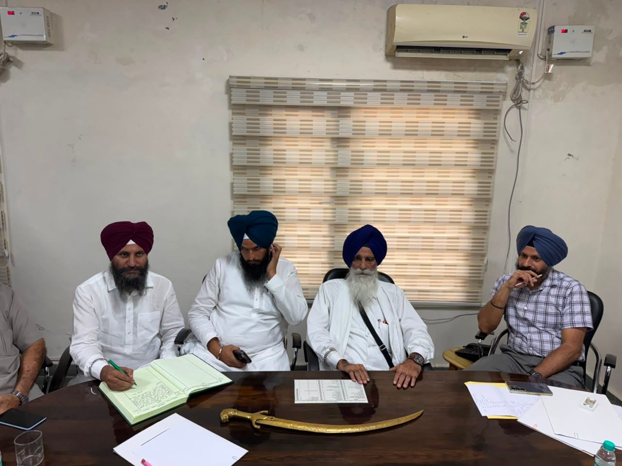 प्रबंधन हस्तांतरण के दौरान मीरी-पीरी मेडिकल संस्थान में मौजूद मरीज व पुलिस बल। संवाद 