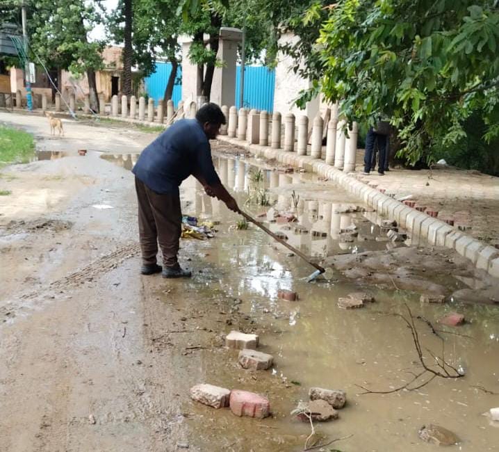प्राचीन पांडेश्वर महादेव मंदिर के समीप पर्यटन विभाग द्वारा बनवाए गए शिलालेख से रुकी बारिश के पा
