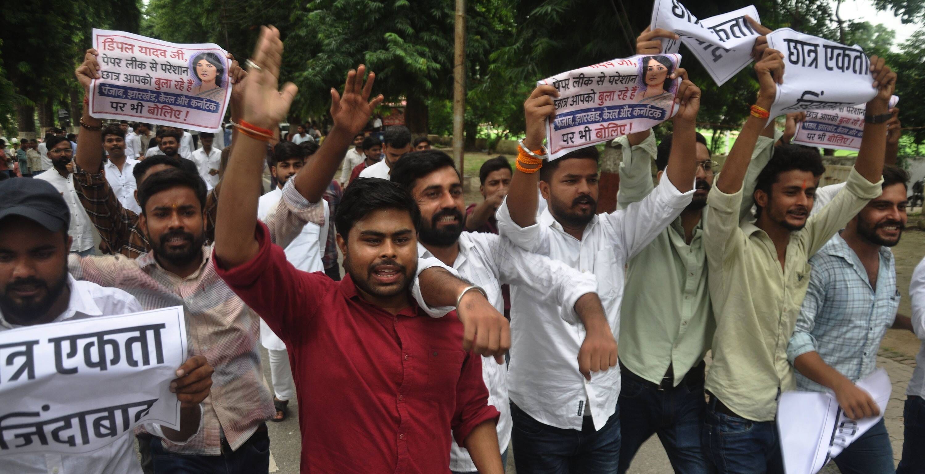 प्रदर्शन करते छात्र।
