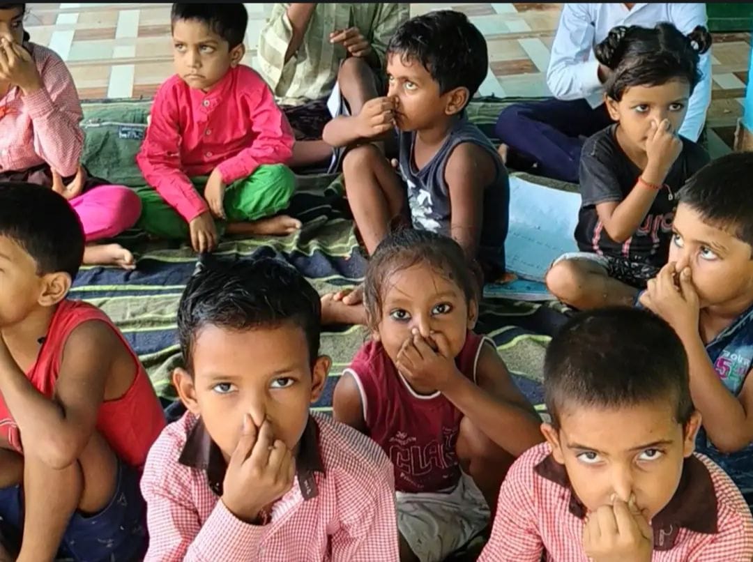 पिसावां के रमुआपुर प्राथमिक विद्यालय में दुर्गंध आने से नाक बंद किए बच्चे व उल्टी करता छात्र। स