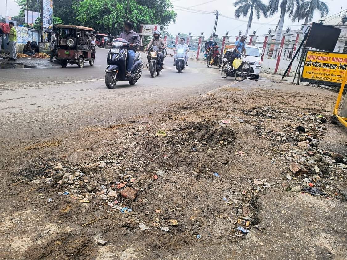 राजघाट से केरूगंज मार्ग पर सड़क पर काफी नीचे तक तार है। संवाद  
