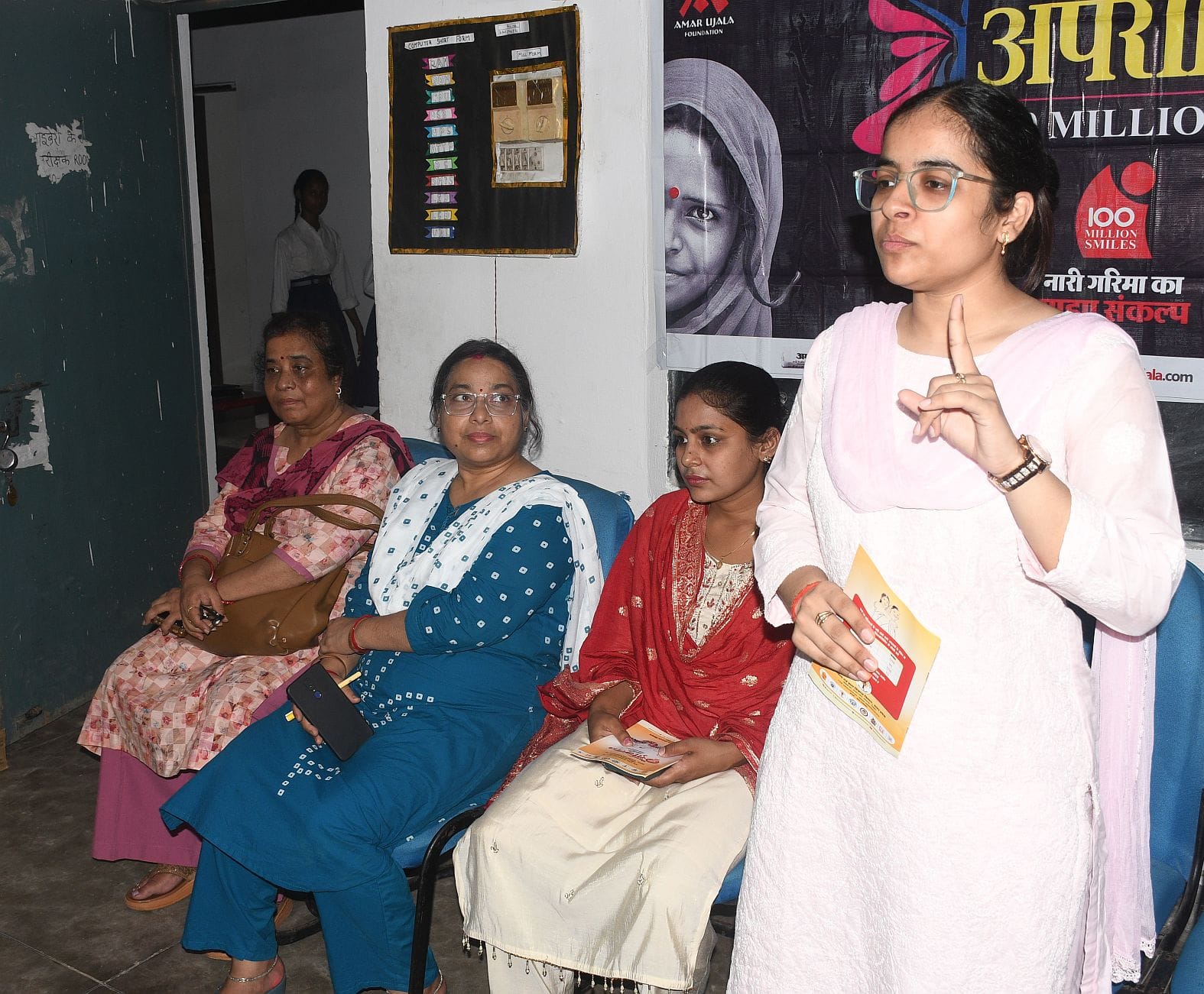 राजकीय बालिका इंटर कॉलेज में हुए जागरूकता कार्यक्रम में मौजूद छात्राएं। -संवाद
