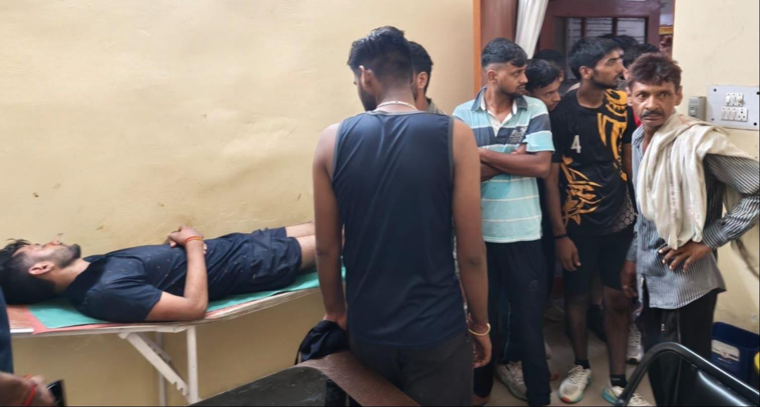 सीएचसी कुड़ाना पर हंगामा करते परिजन। ग्रामीण सीएचसी कुड़ाना पर हंगामा करते परिजन। ग्रामीण