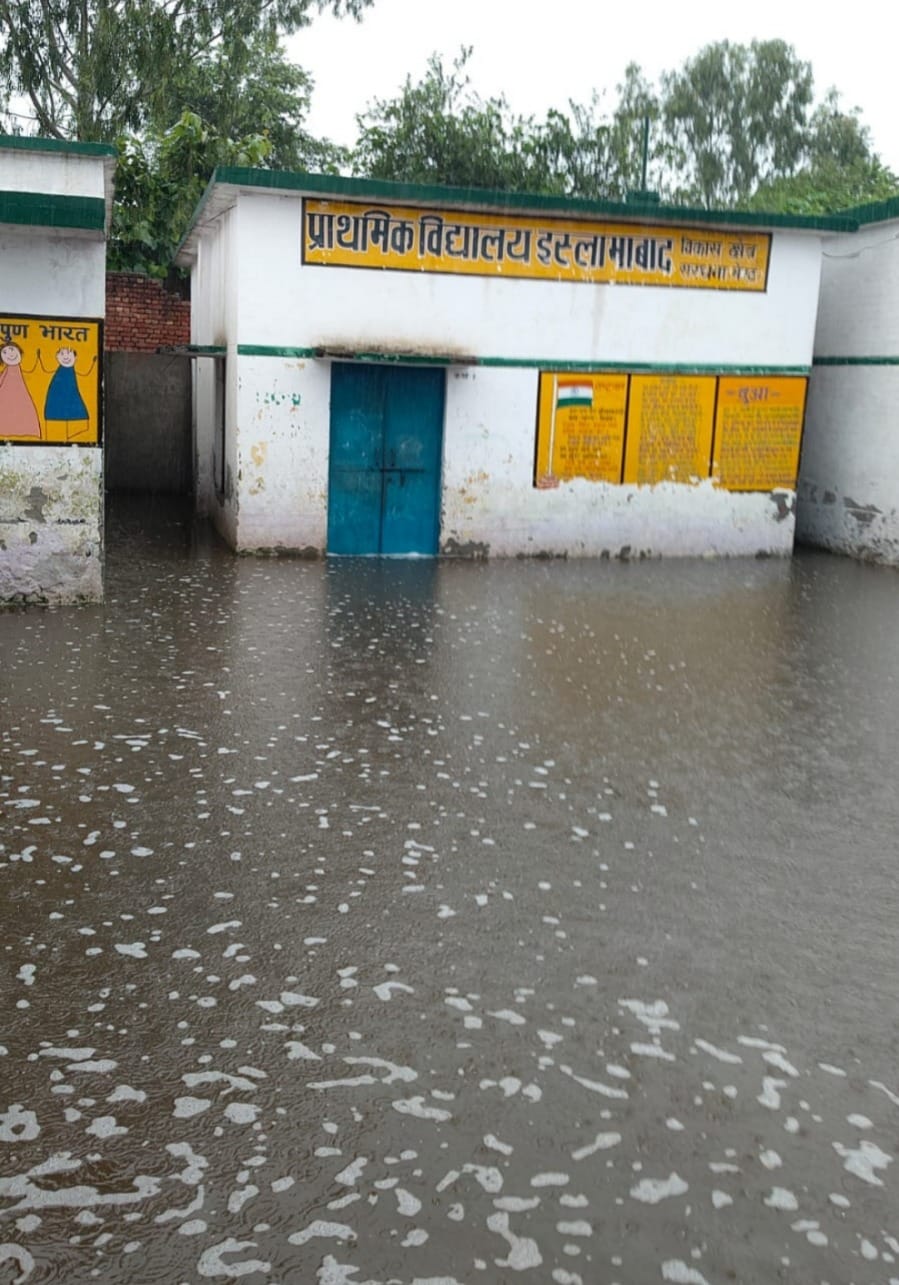 सरधना। नगर के दौराला रोड पर मंगलवार को हुई बारिश से हुए जलभराव से गुजरता वाहन चालक। संवाद सरधना। नगर के दौराला रोड पर मंगलवार को हुई बारिश से हुए जलभराव से गुजरता वाहन चालक। संवाद