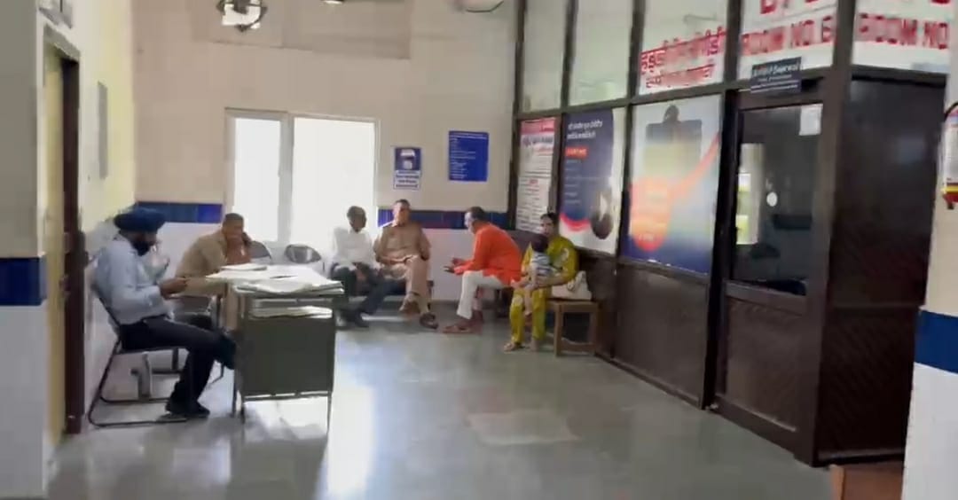 शाहाबाद। मेडिकल संस्थान के आपात विभाग के बाहर तैनात पुलिसकर्मी। संवाद
