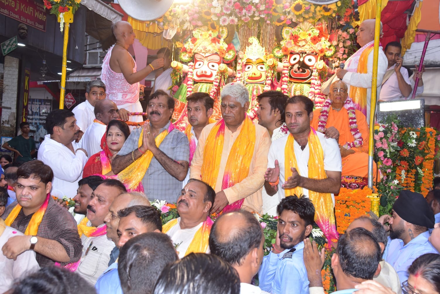 शामली में जगन्नाथ रथयात्रा में नाचते झूमते श्रद्धालु। संवाद