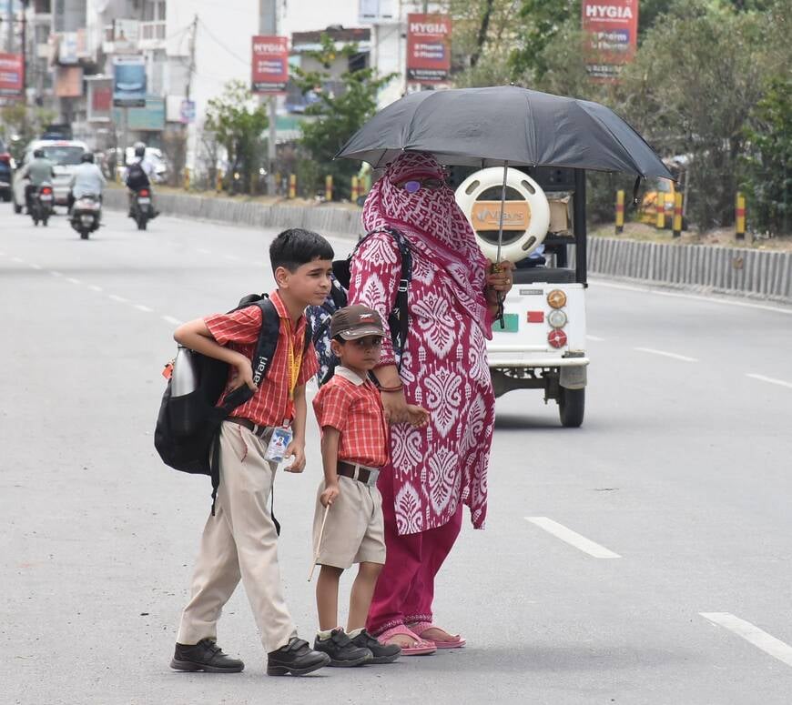 शनिवार को दिन में धूप ने किया परेशान।