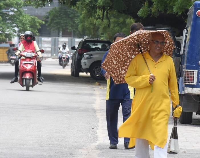 शनिवार को दिन में धूप ने किया परेशान।