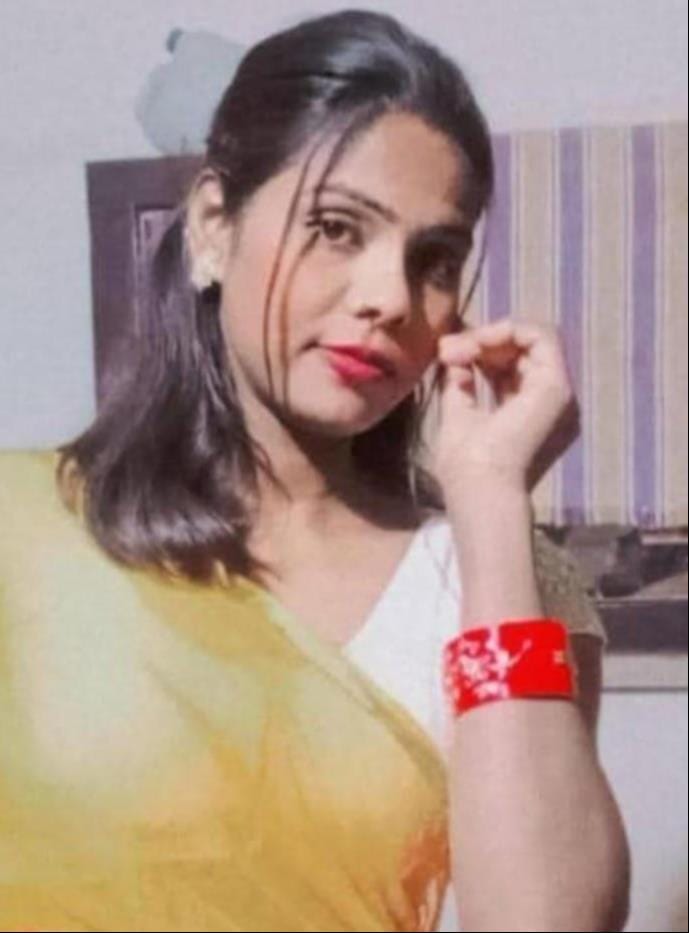 शादियाबाद में घटना स्थल पर जुटे लोगों से जानकारी लेते पुलिसकर्मी। संवाद