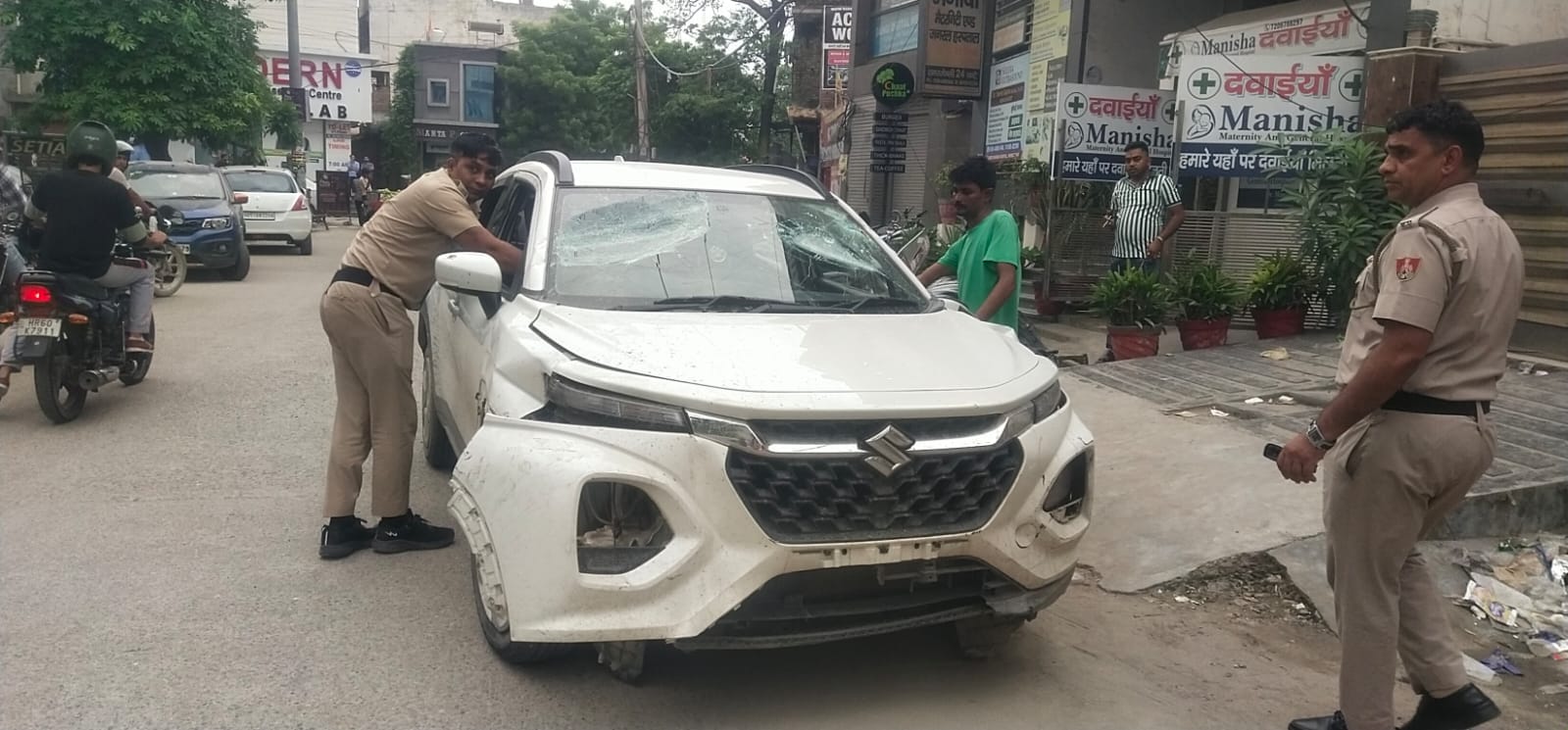 तहसील कैंप में खड़ी क्षतिग्रस्त कार। सोशल मीडिया तहसील कैंप में खड़ी क्षतिग्रस्त कार। सोशल मीडिया
