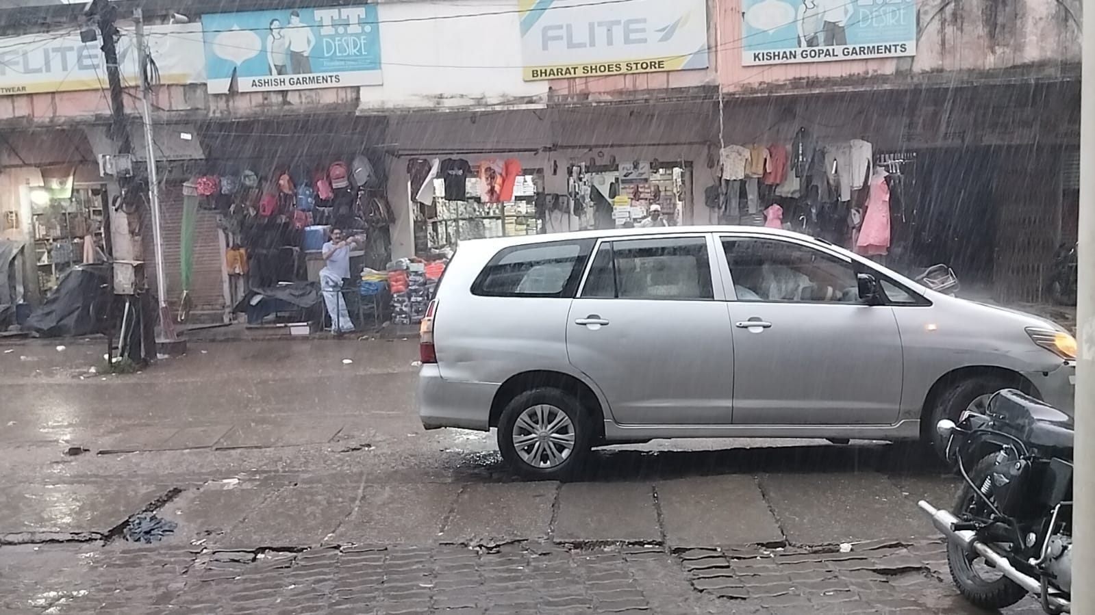 धर्मपुर गांव में बिजली समस्या को लेकर प्रदर्शन करते ग्रामीण। संवाद