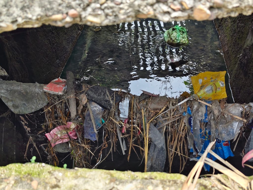 वार्ड 9 में पेयजल सप्लाई की पाइपलाइन से लीक होता पानी। संवाद