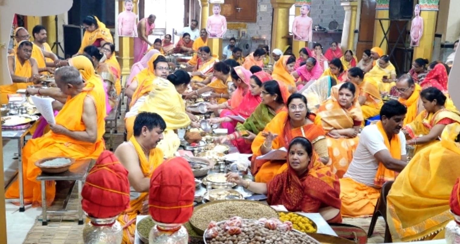 विधि-विधान के साथ 64 ऋद्धि विधान प्रारंभ हुआ, जिसमें बड़ी संख्या में श्रद्धालुओं ने भाग लेकर धर