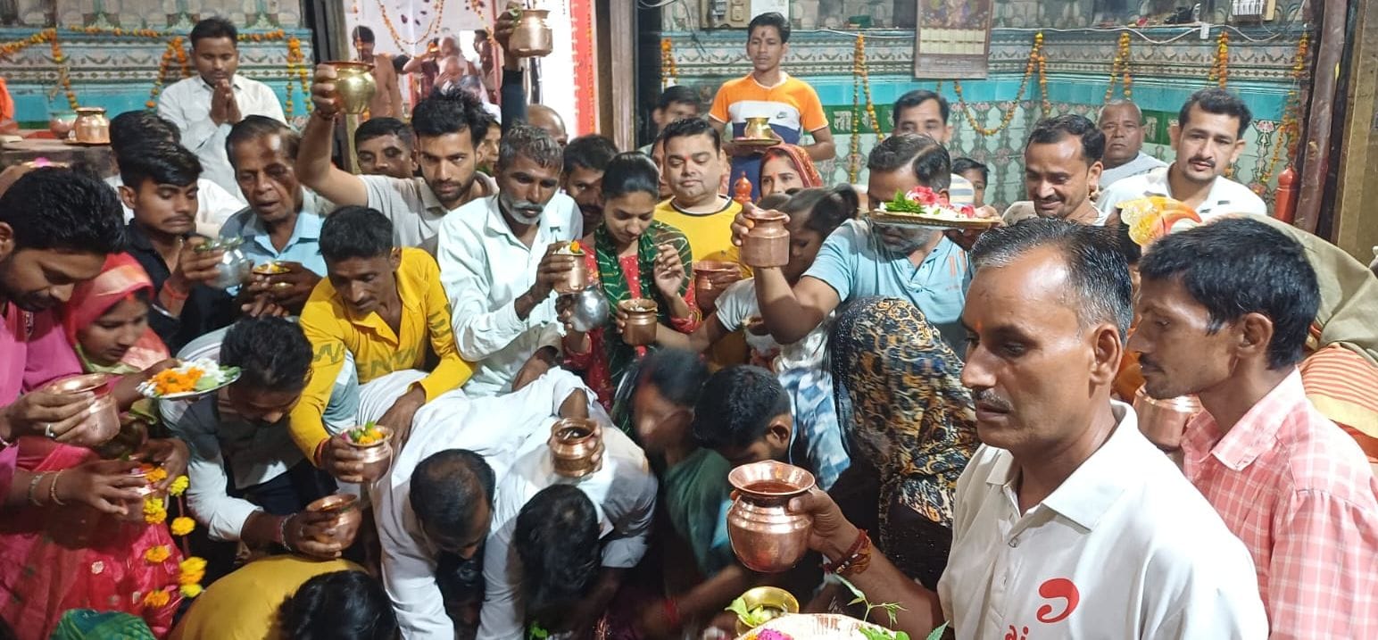 विधि-विधान के साथ 64 ऋद्धि विधान प्रारंभ हुआ, जिसमें बड़ी संख्या में श्रद्धालुओं ने भाग लेकर धर