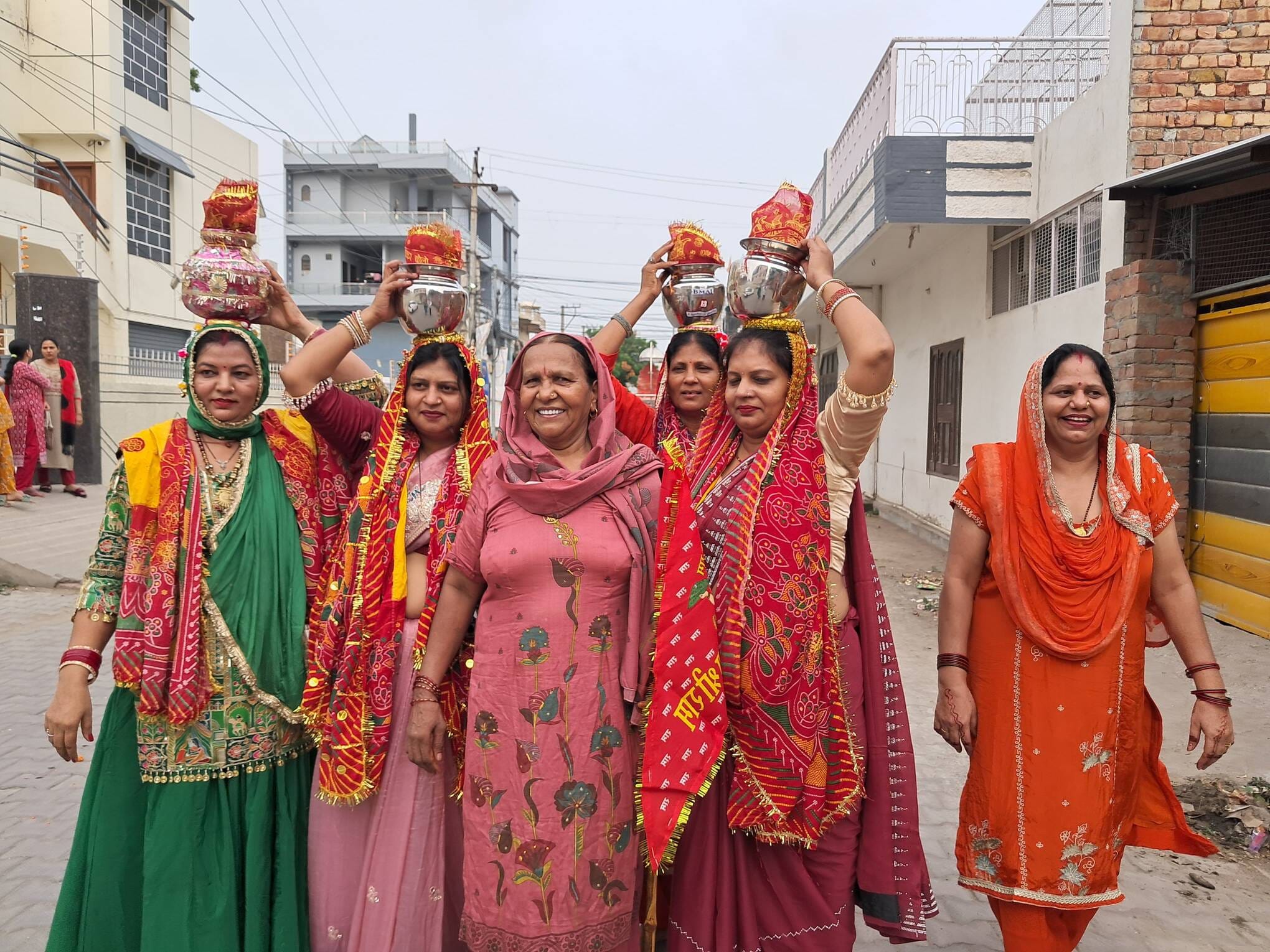 28जेएनडी : श्रद्धालुओं कलश यात्रा निकालते हुए। संवाद