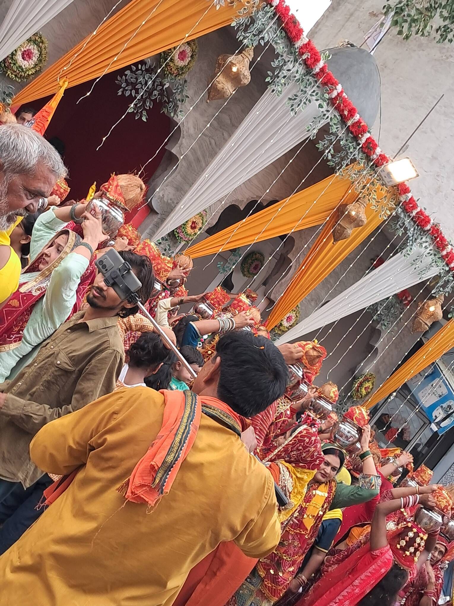28जेएनडी : श्रद्धालुओं कलश यात्रा निकालते हुए। संवाद
