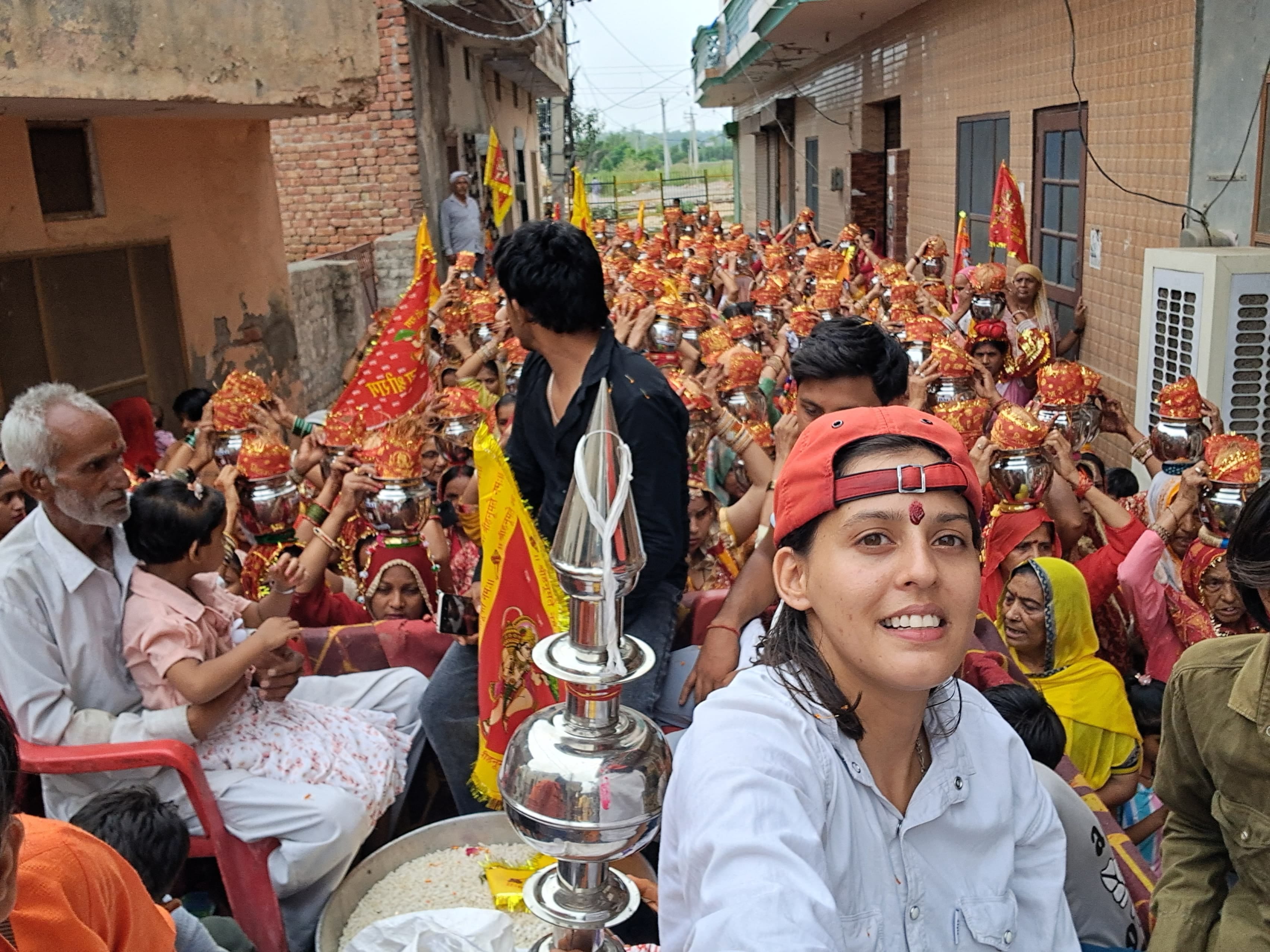 28जेएनडी : श्रद्धालुओं कलश यात्रा निकालते हुए। संवाद