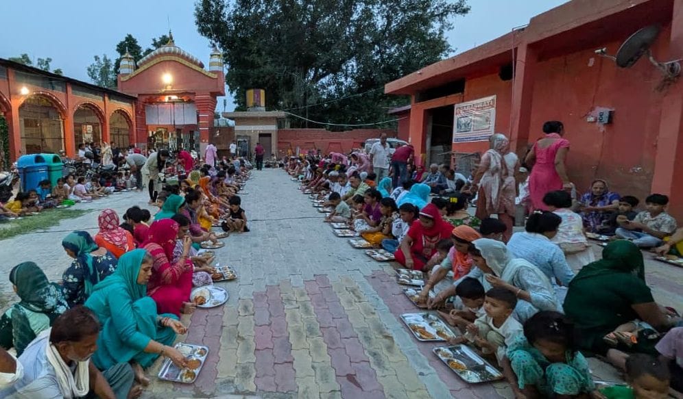 28जेएनडी25: कथा के दौरान पूजा अर्चना करते हुए श्रद्धालु। संवाद
